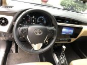 Cần bán Toyota Corolla altis 1.8G đời 2017, màu bạc như mới