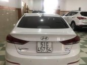 Gia đình bán Hyundai Elantra đời 2017, màu trắng, giá 525tr