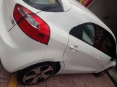 Bán chiếc Kia Rio Hatchback 5 cửa, màu trắng, đăng ký lần đầu 04/2013