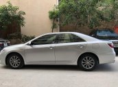 Cần bán lại xe Toyota Camry đời 2015, màu bạc, giá 840tr