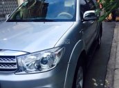 Bán xe Toyota Fortuner 2011 số tự động, 2 cầu, màu bạc zin