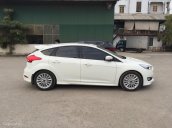 Khuyến mại hơn 50 triệu tiền mặt, tặng gói phụ kiện và giao ngay Ford Focus 5D Sport màu trắng 2018