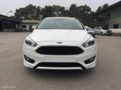 Khuyến mại hơn 50 triệu tiền mặt, tặng gói phụ kiện và giao ngay Ford Focus 5D Sport màu trắng 2018