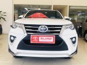 Bán ô tô Toyota Fortuner V 4X4AT 2017, màu trắng