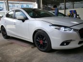 Bán Mazda 3 FaceLift 1.5AT màu trắng camay số tự động bản sedan sản xuất 2017 biển Sài Gòn lăn bánh 22.000 km