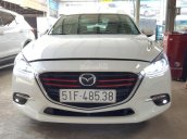 Bán Mazda 3 FaceLift 1.5AT màu trắng camay số tự động bản sedan sản xuất 2017 biển Sài Gòn lăn bánh 22.000 km