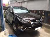 Bán Toyota Fortuner 2017 tự động, xăng, màu xám da lươn đẹp