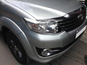 Tôi cần bán Fortuner 2015, số tự động, màu bạc, máy xăng