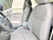 Cần bán xe Toyota Innova 2.0G đời 2015, màu bạc