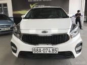 Bán Kia Rondo 2.0MT màu trắng số sàn, máy xăng, sản xuất 2017, mẫu mới một chủ