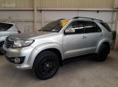 Bán Toyota Fortuner 4x2 V đời 2015, màu bạc, giá tốt