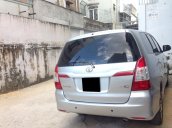 Cần bán xe Toyota Innova 2015 số tay màu bạc