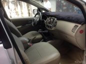 Cần bán xe Toyota Innova 2015 số tay màu bạc