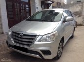 Cần bán xe Toyota Innova 2015 số tay màu bạc