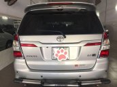 Cần bán lại xe Toyota Innova E đời 2015, màu bạc số sàn