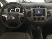 Cần bán lại xe Toyota Innova E đời 2015, màu bạc số sàn