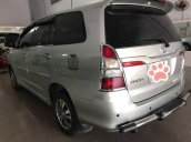 Cần bán lại xe Toyota Innova E đời 2015, màu bạc số sàn