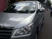 Cần bán xe Toyota Innova 2.0 E sản xuất 2014, màu bạc số sàn, giá tốt