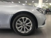 Bán xe Mercedes E200, đăng ký đầu tiên 06.2018, mới 99% chưa sử dụng, màu bạc xanh