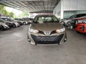 Cần bán xe Toyota Vios E CVT 2018, màu vàng