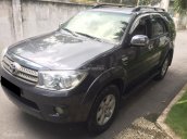 Cần bán xe Toyota Fortuner 2010 dầu số sàn màu xám chì, gia đình sử dụng