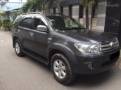 Cần bán xe Toyota Fortuner 2010 dầu số sàn màu xám chì, gia đình sử dụng