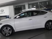 Bán Hyundai Elantra 2018, mua Elantra 1.6MT trắng, xe giao ngay, quà tặng trị giá 20 triệu đồng