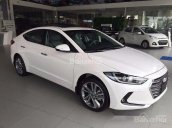 Cần bán xe Hyundai Elantra sản xuất năm 2018, màu trắng, giá 560tr