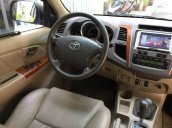 Bán Toyota Fortuner đời 2011, máy xăng, số tự động, 2 cầu, màu bạc, xe trùm mền