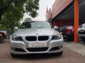 Cần bán xe BMW 3 Series 320i năm sản xuất 2010, màu bạc