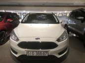 Bán gấp xe Ford Focus 5 cửa 2017, màu trắng, chạy 31000 km