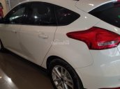 Bán gấp xe Ford Focus 5 cửa 2017, màu trắng, chạy 31000 km