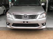 Bán ô tô Toyota Innova 2.0E đời 2013, màu bạc xe gia đình 