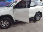 Bán Toyota Fortuner năm 2017, màu trắng số sàn, giá tốt