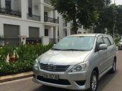 Cần bán Toyota Innova E 2013, màu bạc, giá tốt