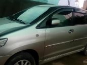 Cần bán gấp Toyota Innova 2.0E sản xuất năm 2013, màu bạc, xe gia đình