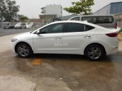 Bán xe Hyundai Elantra 2018, 1.6 số sàn, màu trắng, hỗ trợ vay 90%, giao ngay