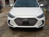 Bán xe Hyundai Elantra 2018, 1.6 số sàn, màu trắng, hỗ trợ vay 90%, giao ngay