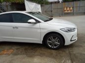 Bán xe Hyundai Elantra 2018, 1.6 số sàn, màu trắng, hỗ trợ vay 90%, giao ngay