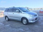 Gia đình bàn Toyota Innova 2010 màu bạc, số sàn