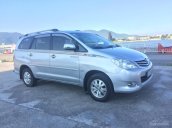 Gia đình bàn Toyota Innova 2010 màu bạc, số sàn