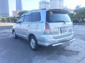 Gia đình bàn Toyota Innova 2010 màu bạc, số sàn