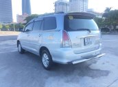 Gia đình bàn Toyota Innova 2010 màu bạc, số sàn