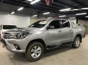 Bán xe Toyota Hilux 3.0, số tự động, sản xuất 2015, màu bạc, máy xăng