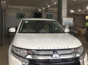 Bán Mitsubishi Outlander, màu trắng, giá cực tốt, giao xe nhanh