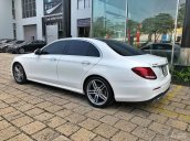 Bán xe Mercedes E300 trắng 2017, trả trước 800 triệu nhận xe ngay