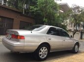 Cần bán xe Toyota Camry sản xuất 2002, màu bạc số sàn, 255tr