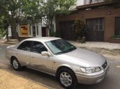 Cần bán xe Toyota Camry sản xuất 2002, màu bạc số sàn, 255tr