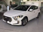 Cần bán xe Hyundai Elantra đời 2018, màu trắng, 565.3 triệu