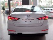 Cần bán xe Hyundai Elantra đời 2018, màu trắng, 565.3 triệu